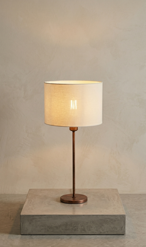 Lámpara de mesa AGASII de Beuyani en ambiente – iluminación decorativa en acero inox para sala o escritorio