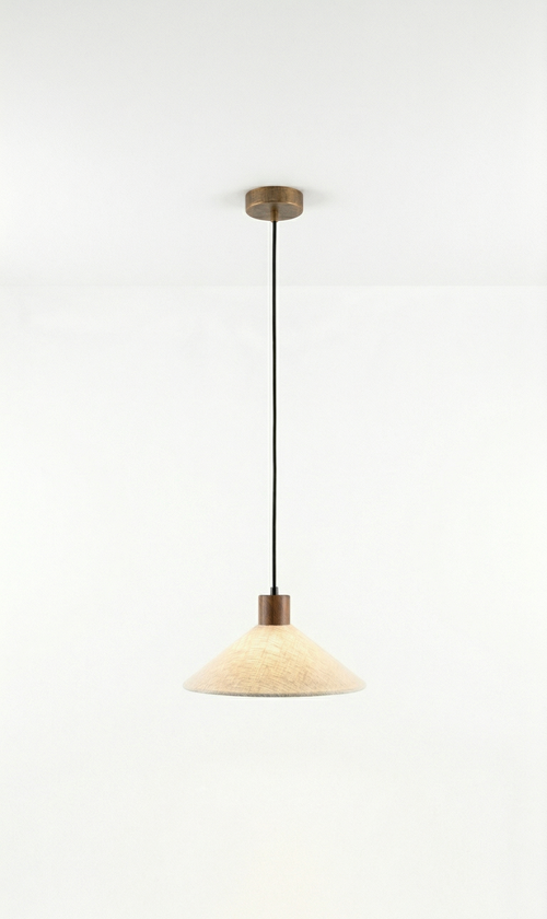 Lámpara colgante cónica de tela texturizada color arena y detalle de madera cálida sobre fondo blanco, de la colección Beu Yani.