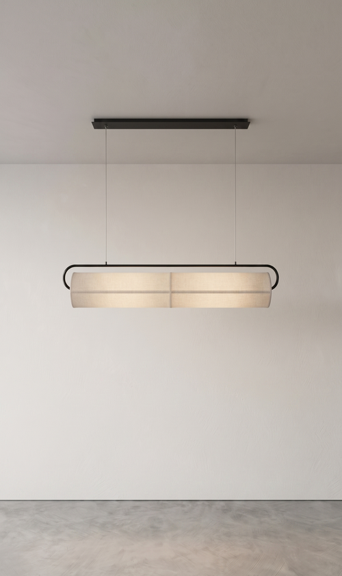 Lámpara colgante lineal Zihua de metal negro y tela iluminando un espacio minimalista - Beu Yani