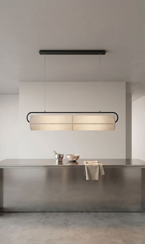 Lámpara colgante lineal Zihua de metal negro y tela iluminando un espacio minimalista - Beu Yani
