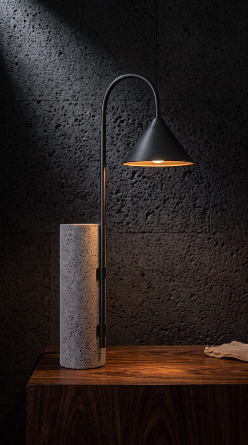 Lámpara FLAMI sobre mesa de noche, luz dirigida con foco G9 – vista 3