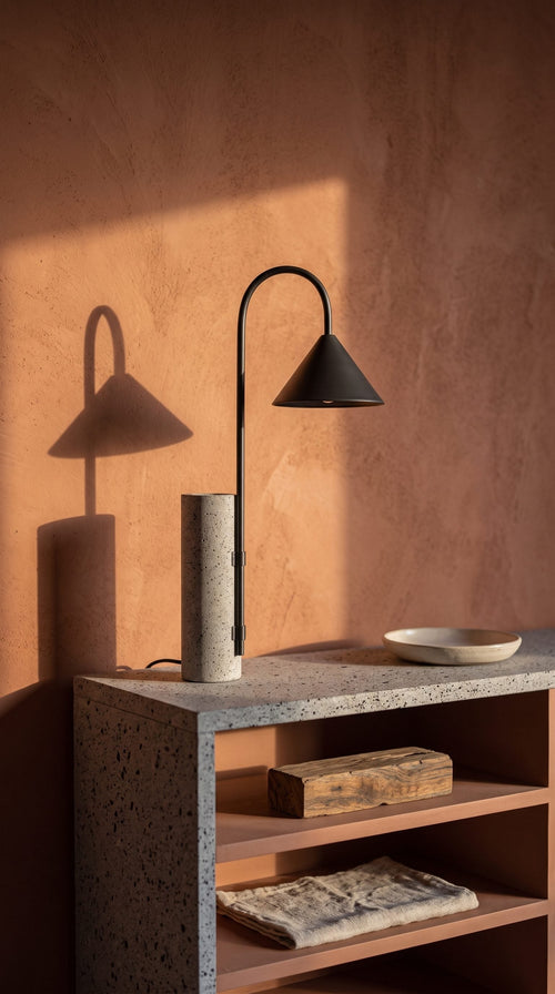 Lámpara de mesa FLAMI, detalle del brazo curvo y la pantalla – vista 6